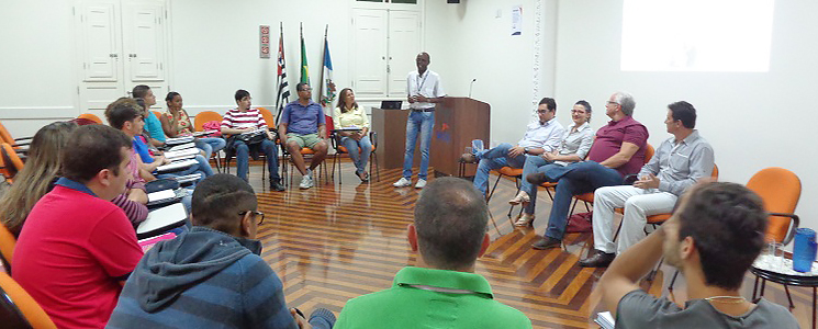 Profissional fala ao público do evento Profissional fala ao público do evento