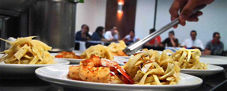 Prato de fettucine de palmito pupunha com camarão Prato de fettucine de palmito pupunha com camarão