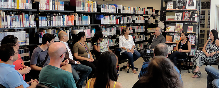 Docente Aurora Seles fala aos participantes na biblioteca da unidade Docente Aurora Seles fala aos participantes na biblioteca da unidade