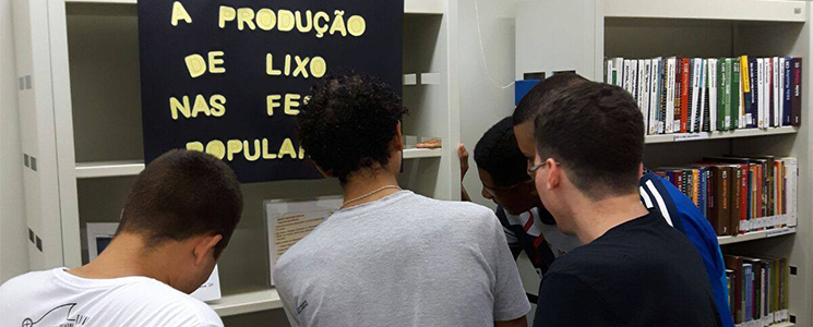 Aprendizes visitam a exposição Aprendizes visitam a exposição