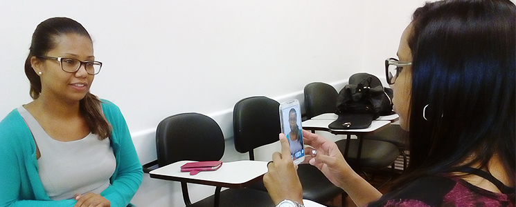 Duas alunas simulam entrevista utilizando aplicativo de comunicação. Duas alunas simulam entrevista utilizando aplicativo de comunicação.