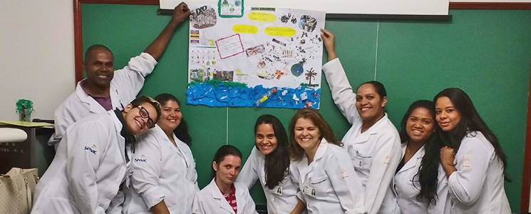 Alunas juntas vestidas de branco Alunas juntas vestidas de branco