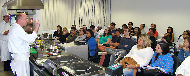 Chef Robert Marshal apresenta workshop a alunos Chef Robert Marshal apresenta workshop a alunos
