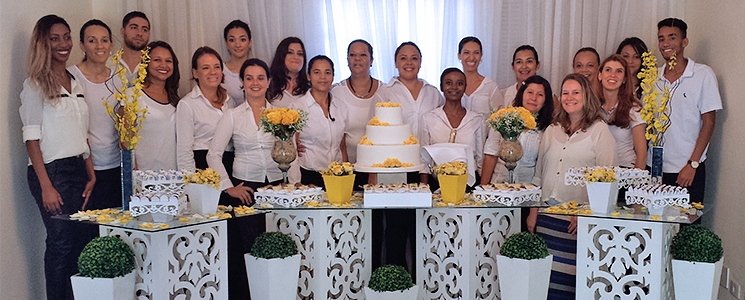 Turma e a mesa decorada para um casamento Turma e a mesa decorada para um casamento