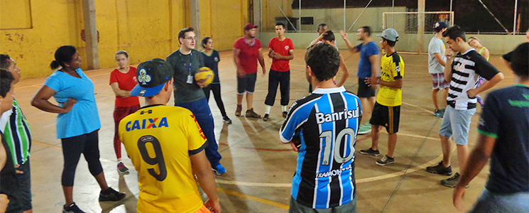 Alunos em campo com camisetas de jogos times Alunos em campo com camisetas de jogos times