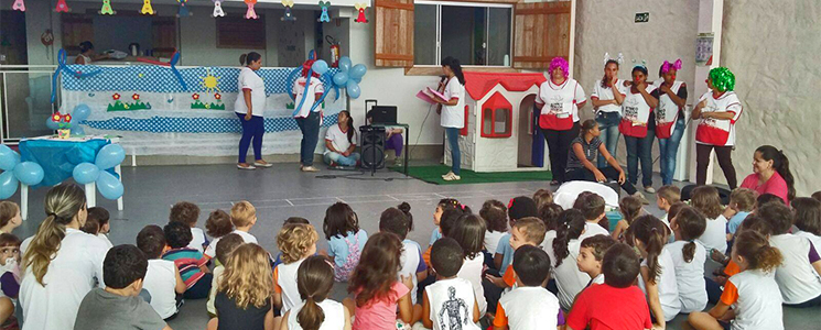 Crianças assistem peça de teatro protagonizada por alunos Crianças assistem peça de teatro protagonizada por alunos