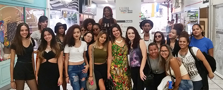 Alunos em visita à Galeria Ouro Fino Alunos em visita à Galeria Ouro Fino