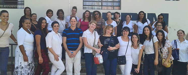 Turma reunida em frente ao asilo Turma reunida em frente ao asilo