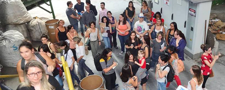 Alunos em centro de triagem de materia reciclável Alunos em centro de triagem de materia reciclável