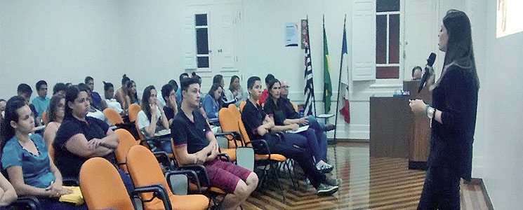 Estudantes assistem à palestra no segundo dia do simpósio Estudantes assistem à palestra no segundo dia do simpósio