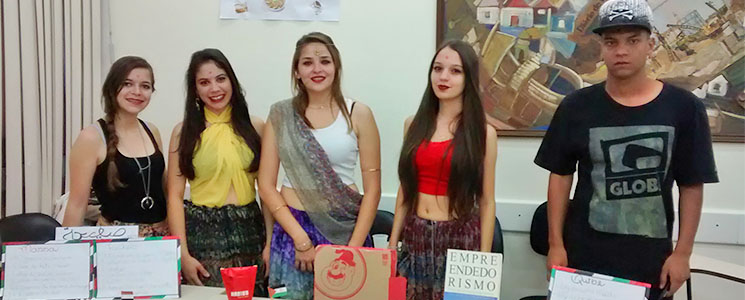 Alunos mostram trabalho em exposição Alunos mostram trabalho em exposição