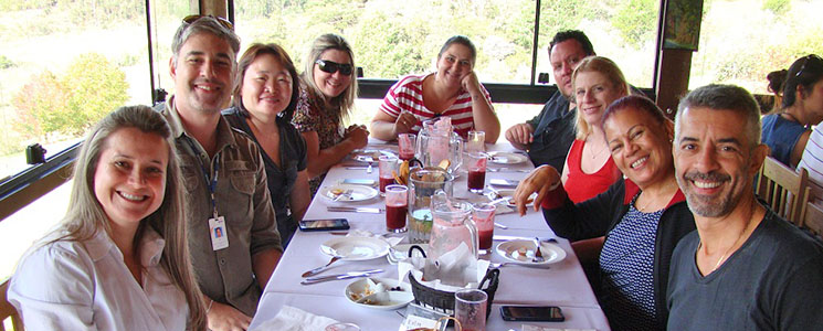participantes do evento em mesa almoçando participantes do evento em mesa almoçando