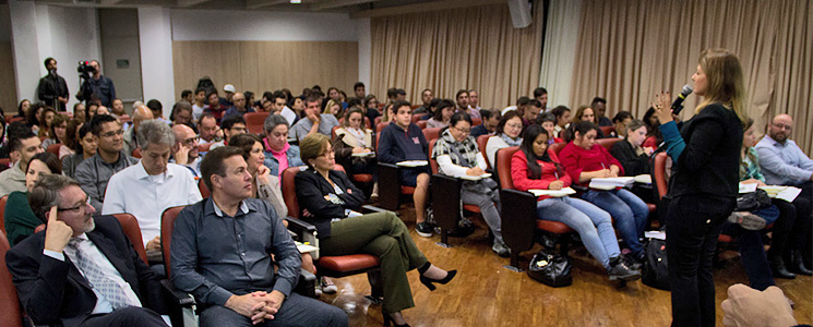 Em auditório, Patrícia Iglesias fala ao público da palestra Em auditório, Patrícia Iglesias fala ao público da palestra