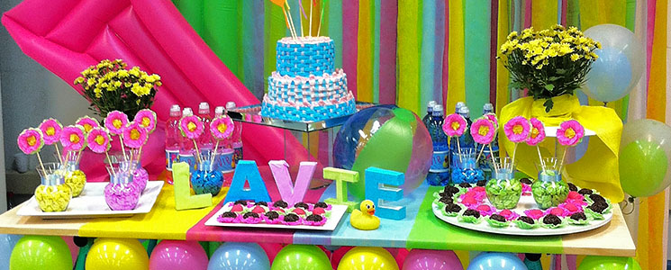 Mesa de festa com flores e bolas coloridas e bolo de três andares com detalhes em branco e azul Mesa de festa com flores e bolas coloridas e bolo de três andares com detalhes em branco e azul