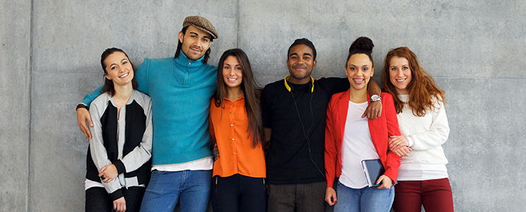 Jovens estudantes reunidos Jovens estudantes reunidos