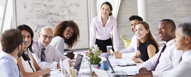 Profissionais conversam ao redor de uma mesa durante reunião de trabalho Profissionais conversam ao redor de uma mesa durante reunião de trabalho