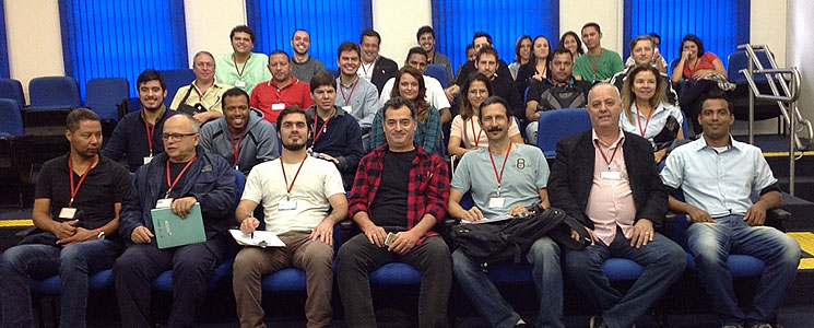 Alunos sentados em auditório da empresa. Alunos sentados em auditório da empresa.
