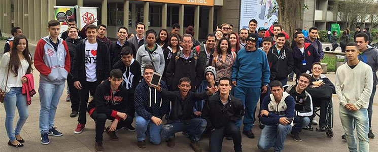 Alunos e professores posam em frente ao Centro Universitário Senac Alunos e professores posam em frente ao Centro Universitário Senac