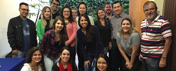 Grupo de estudantes posa sorridente ao lado de docentes. Grupo de estudantes posa sorridente ao lado de docentes.