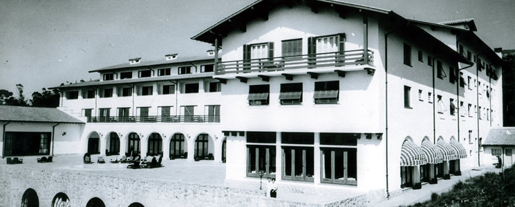 Fachada do hotel, em Campos do Jordão, SP, 1940. Autoria: Henrique Becherini. Reprodução: Gabriel Cabral Fachada do hotel, em Campos do Jordão, SP, 1940. Autoria: Henrique Becherini. Reprodução: Gabriel Cabral