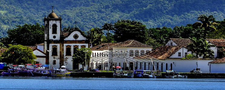 Igreja e imóveis históricos de Paraty em frente ao mar com embarcações Igreja e imóveis históricos de Paraty em frente ao mar com embarcações