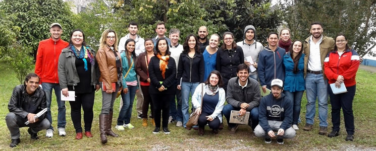Alunos, professor Fernando e o empresário Thomas na Andú Brindes Alunos, professor Fernando e o empresário Thomas na Andú Brindes