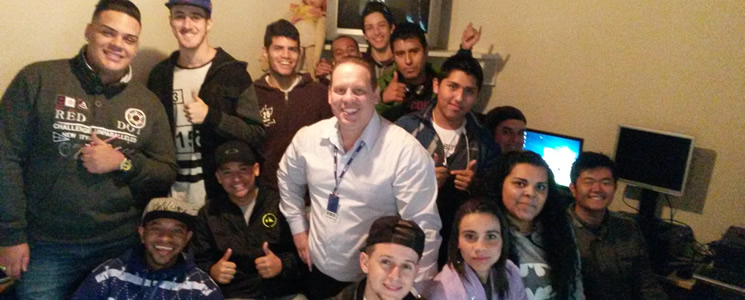 Docente e alunos no laboratório de informática da instituição social Docente e alunos no laboratório de informática da instituição social