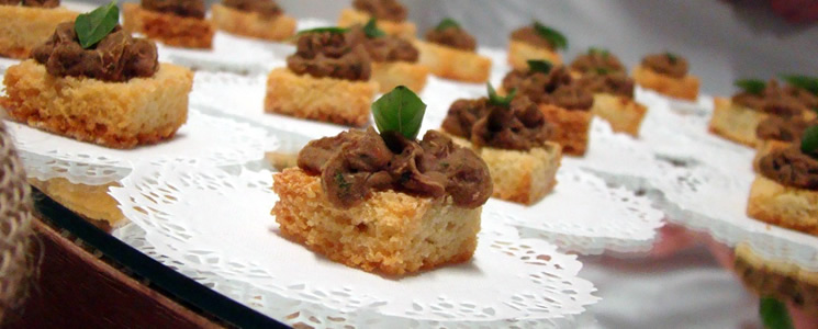 Torrada de pão de arroz com patê de feijão Torrada de pão de arroz com patê de feijão