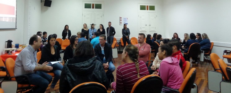 Separados em rodas de discussão, estudantes de RH conversam sobre temas da área no mercado de trabalho Separados em rodas de discussão, estudantes de RH conversam sobre temas da área no mercado de trabalho