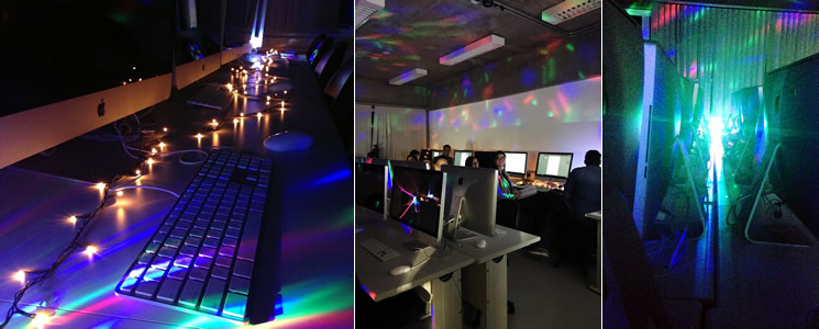 Da esquerda para a direita: detalhe do teclado dos computadores iluminados por luzes de natal de LED, panorâmica da sala de aula iluminada com luzes coloridas, detalhe das estações de trabalho com luzes coloridas. Da esquerda para a direita: detalhe do teclado dos computadores iluminados por luzes de natal de LED, panorâmica da sala de aula iluminada com luzes coloridas, detalhe das estações de trabalho com luzes coloridas.