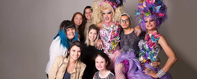 Alunos posam com as drag queens convidadas Alunos posam com as drag queens convidadas