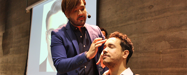 Maquiador Fabiano Okabayashi demonstra técnicas de maquiagem masculina no Senac Beauty Experience: Hair & Make-up Maquiador Fabiano Okabayashi demonstra técnicas de maquiagem masculina no Senac Beauty Experience: Hair & Make-up