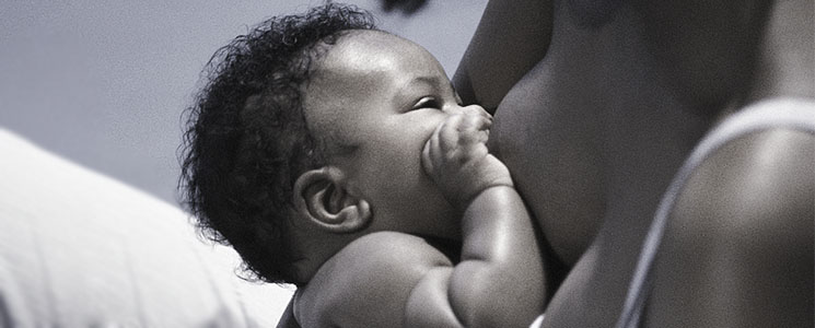 Recorte de bebê mamando no seio da mãe. Recorte de bebê mamando no seio da mãe.