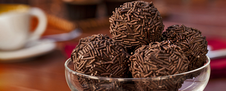 Brigadeiro foi um dos primeiros produtos a ganhar diferentes sabores em doçarias especializadas Brigadeiro foi um dos primeiros produtos a ganhar diferentes sabores em doçarias especializadas