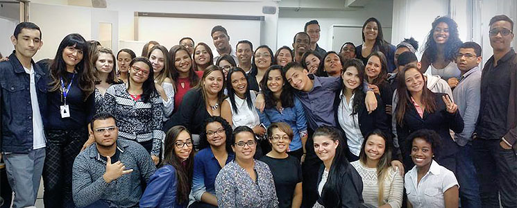 Alunos dos cursos Técnico em Administração e Técnico em Recursos Humanos posam durante a atividade Alunos dos cursos Técnico em Administração e Técnico em Recursos Humanos posam durante a atividade