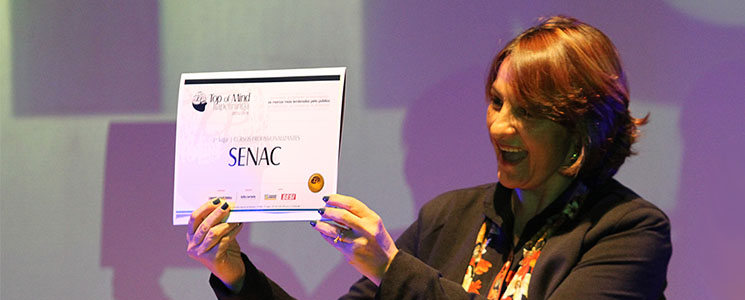 A gerente em exercício, Cássia Coimbra, segura o certificado do prêmio Top of Mind. A gerente em exercício, Cássia Coimbra, segura o certificado do prêmio Top of Mind.