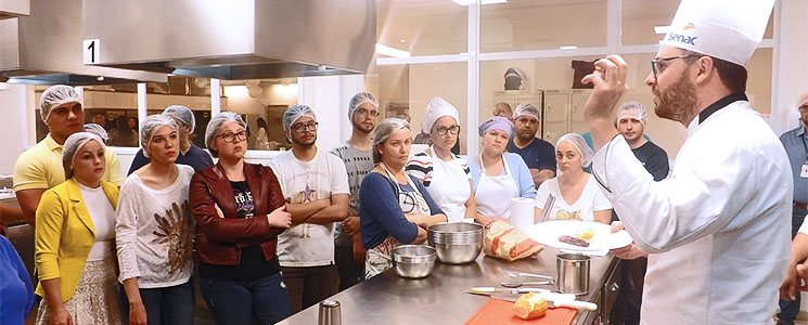 Chef Felipe demonstra preparo de sanduíches para alunos paramentados Chef Felipe demonstra preparo de sanduíches para alunos paramentados