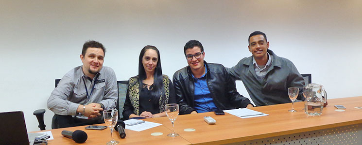 Palestrantes ao lado de Farley Ricci, docente do curso Palestrantes ao lado de Farley Ricci, docente do curso