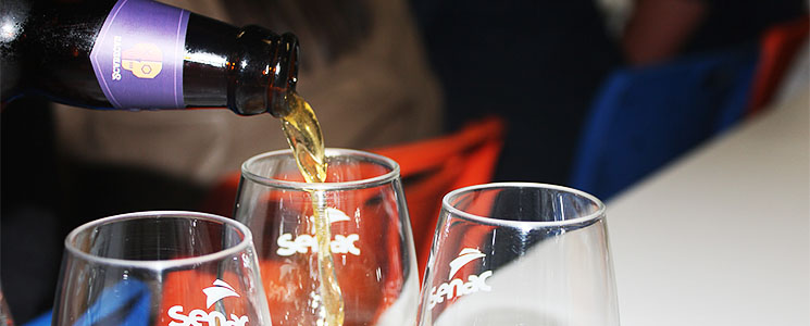 Imagem de cerveja sendo colocada em taças de vidro. Imagem de cerveja sendo colocada em taças de vidro.