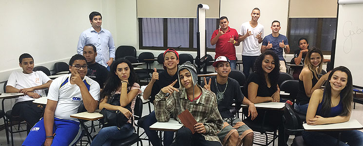 Alunos sentados em sala de aula Alunos sentados em sala de aula