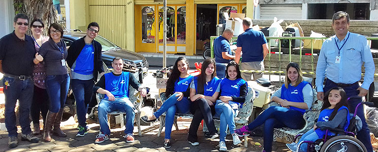 Alunos posam em frente ao local de arrecadação de lixo. Alunos posam em frente ao local de arrecadação de lixo.