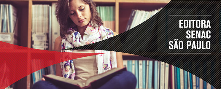 Mulher sentada no chão lendo um livro em frente a uma estante de livros Mulher sentada no chão lendo um livro em frente a uma estante de livros