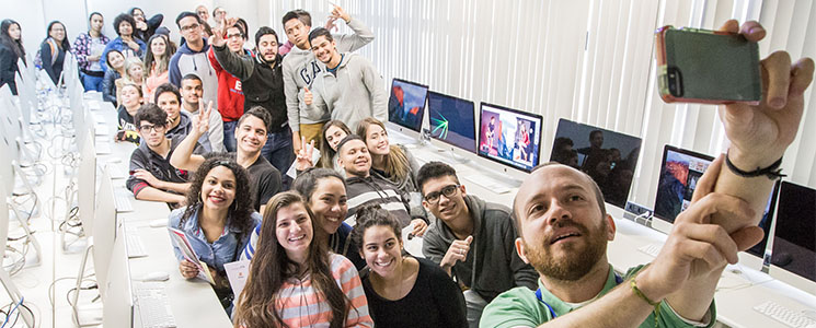 Alunos reunidos em uma selfie Alunos reunidos em uma selfie