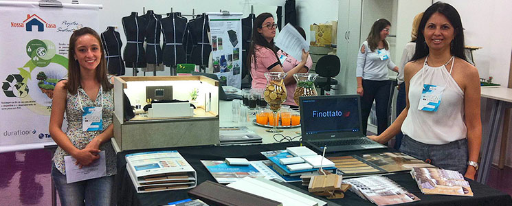 Alunas apresentam produtos Alunas apresentam produtos