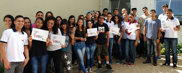Alunos do Senac Itu posando com cartazes. Alunos do Senac Itu posando com cartazes.