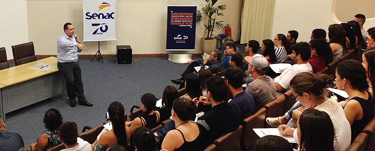Palco e público durante palestra no auditório da unidade São José dos Campos Palco e público durante palestra no auditório da unidade São José dos Campos