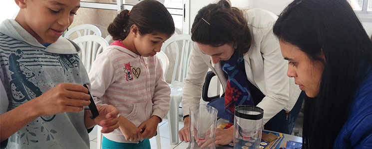 Crianças e jovens participam de oficina Crianças e jovens participam de oficina
