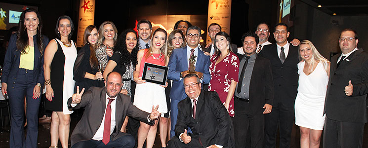Equipe do Senac posa com certificado e prêmio Equipe do Senac posa com certificado e prêmio
