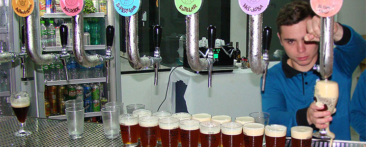 Cerveja produzida pelos alunos é servida a todos os convidados Cerveja produzida pelos alunos é servida a todos os convidados