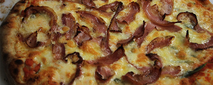 Pizza de sálvia e pancetta. Pizza de sálvia e pancetta.